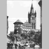 90-38-0087 Koenigsberg, der Kaiser-Wilhelm-Platz zu Fuessen des Koenigsberger Schlosses mit Schlossturm, links das Kaiser-Wilhelm-Denkmal.jpg